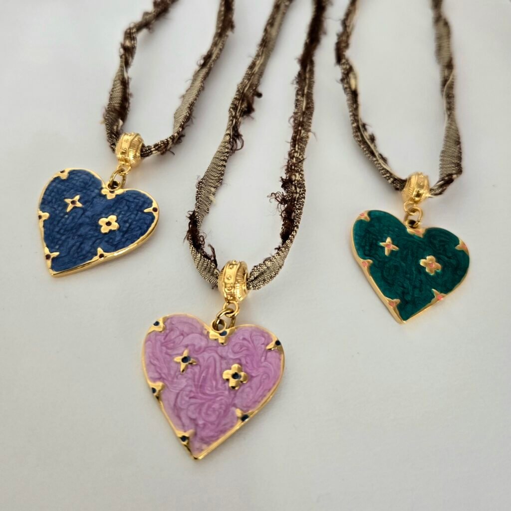 Iridizon κολιέ καρδιά σμάλτο με μεταξωτή κορδέλα