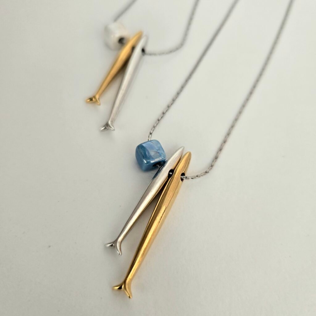 Iridizon κολιέ διπλό ψαράκι