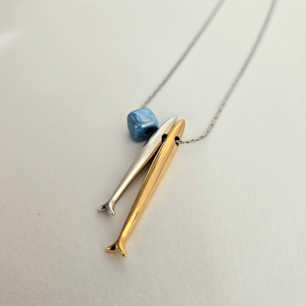 Iridizon κολιέ διπλό ψαράκι