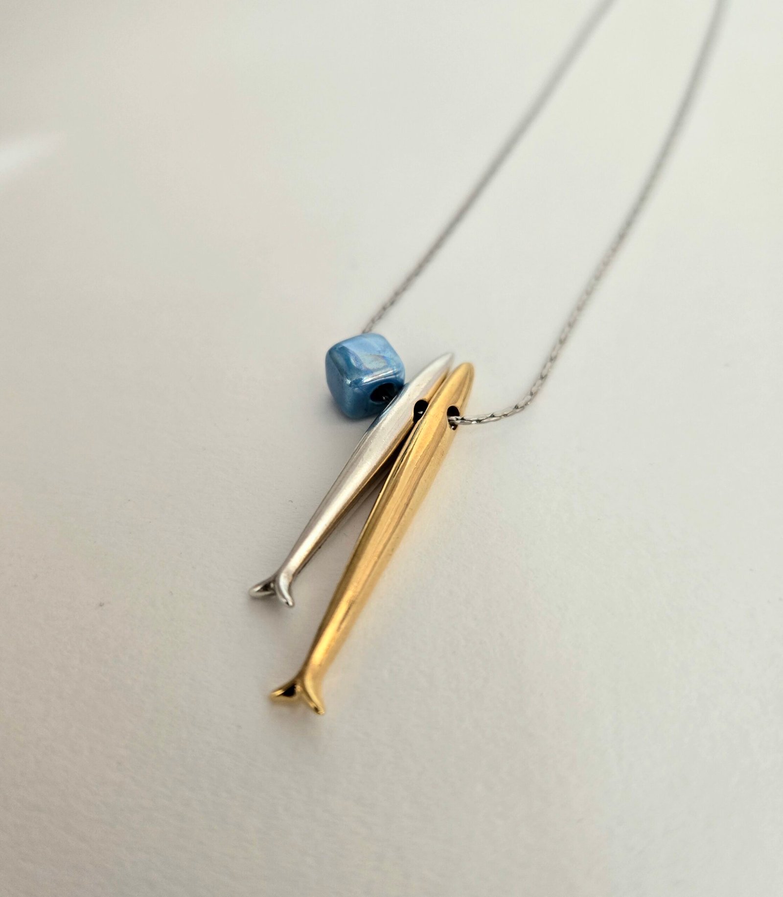 Iridizon κολιέ διπλό ψαράκι