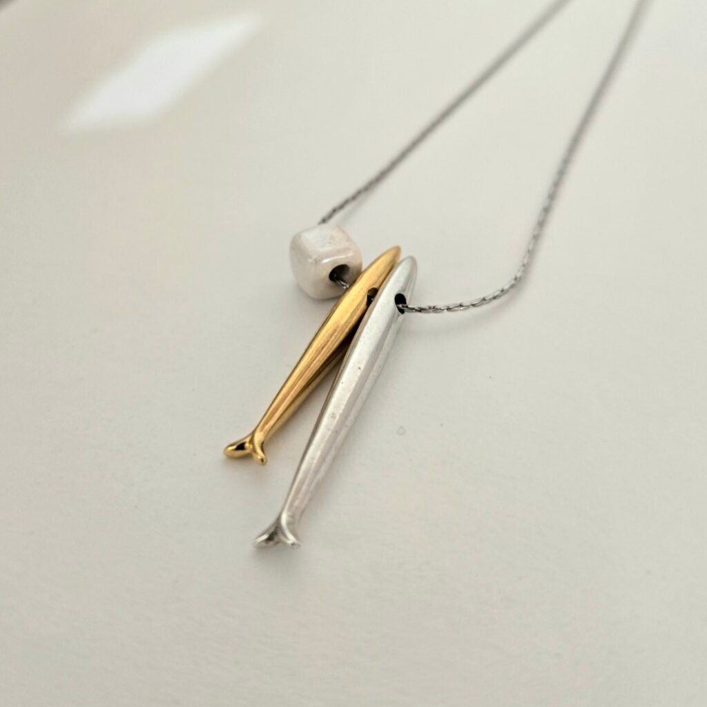 Iridizon κολιέ διπλό ψαράκι