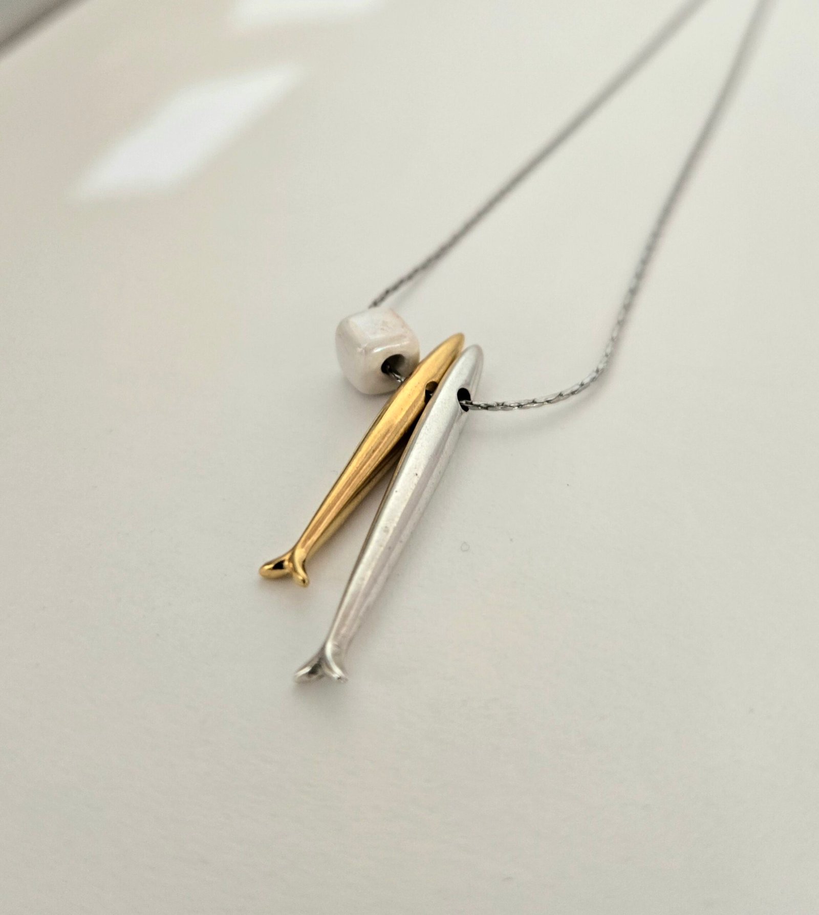 Iridizon κολιέ διπλό ψαράκι