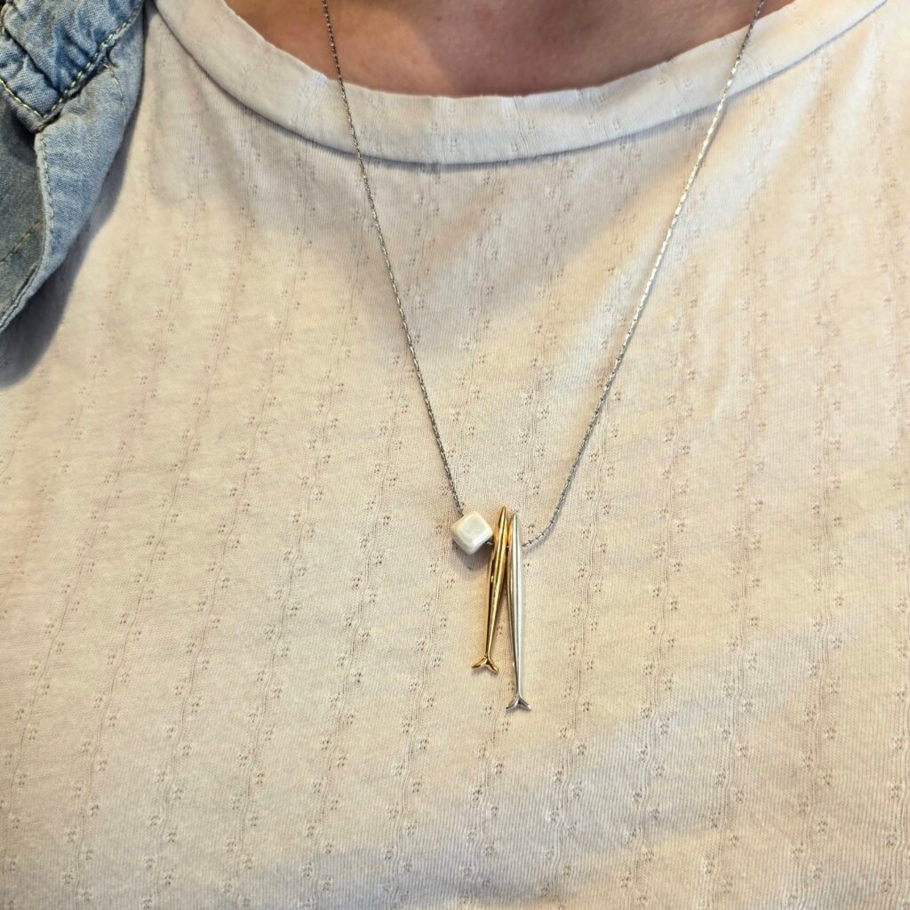 Iridizon κολιέ διπλό ψαράκι